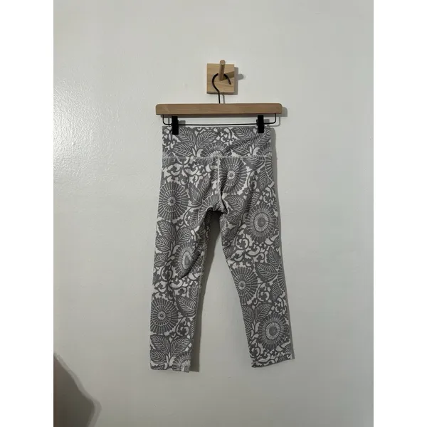 Lululemon Wunder Under Crop Beachy Floral White Fossil Pattern Grey Sz 4 Yoga - Image 4