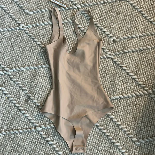SKIMS Body (B23) XL Plunge Thong Bodysuit NWT SAND - Image 4