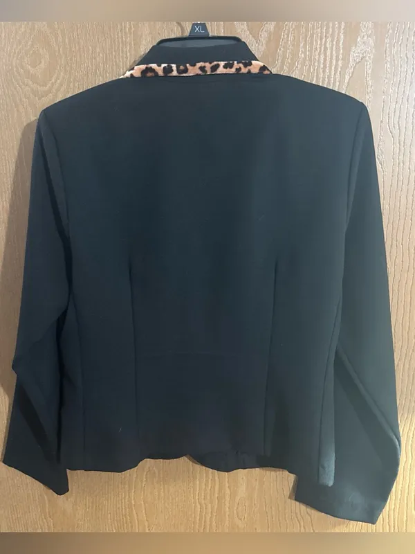 A Byer Vintage Blazer Black With Leopard Print Collar Gold Buttons Size Medium - Image 6