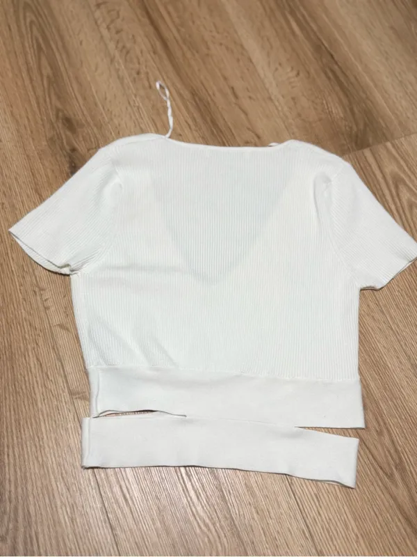 Zara Ribbed Knit Crop Top White V Neck Cut Out Hem Short Sleeve L - Image 3