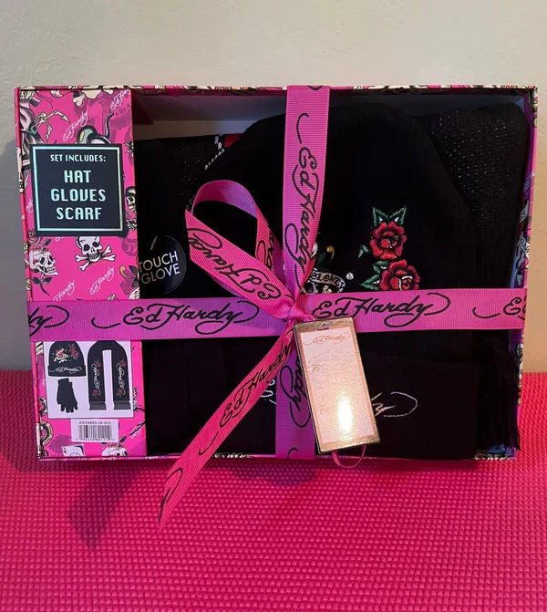Ed Hardy Hat,Scarf And Gloves Gift Set - Image 2
