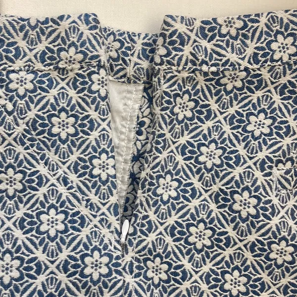 Abercrombie &Fitch| Fancy Blue Tapestry Shorts sz 8 - Image 8
