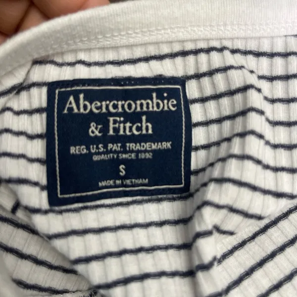 Abercrombie & Fitch White and Gray Fitted Buttoned Blouse - Image 5