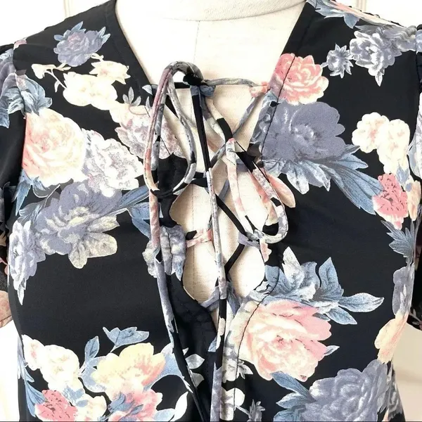 Kimichi Blue black floral tie front short sleeved top - Image 5