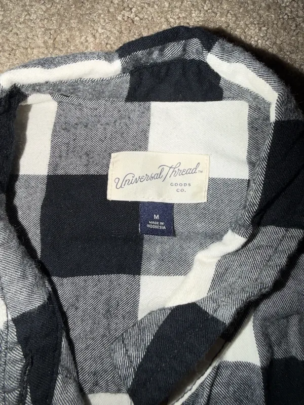 Universal Threads Flannel Shirt women’s medium - Image 3