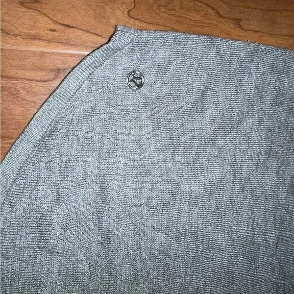 LULULEMON Bulux Lightweight V Neck Sweater Grey Thumb‎ Holes Medium - Image 3