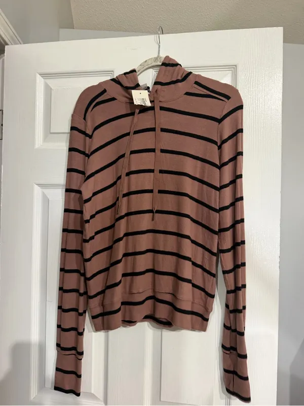 NWT evereve Zoey inset sweatshirt size small - Image 2