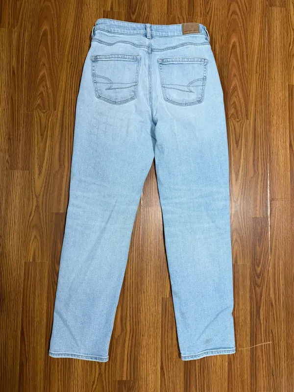 American Eagle Mom Straight Jeans High Rise light wash ripped size 4. - Image 3