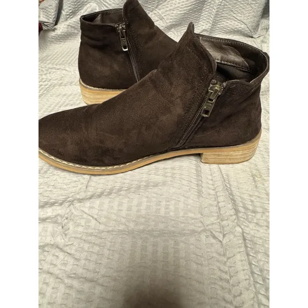 Cisco Kid Bootie Size 10 Dark‎ Brown Suede 1 Inch Heel. Womens. - Image 5