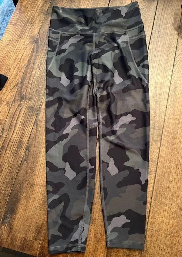 Old Navy Active Camo Cropped Leggings Sz L Squatproof EUC 7/8 length - Image 2