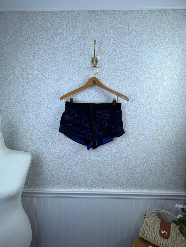 Lululemon Camo Emperor Blue Black 2" Hotty Hot Short - Size - 8 - Image 4
