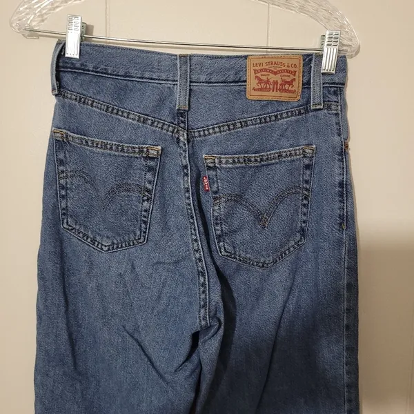 Levi’s High Waisted Mom Jeans Light Wash Blue Women’s Size 26 - Image 5