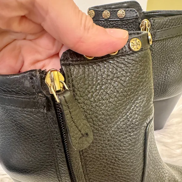 2010s Tory Burch Mae Ankle Boots Bootie Pebbled Leather Black Gold Studs 7.5M - Image 10