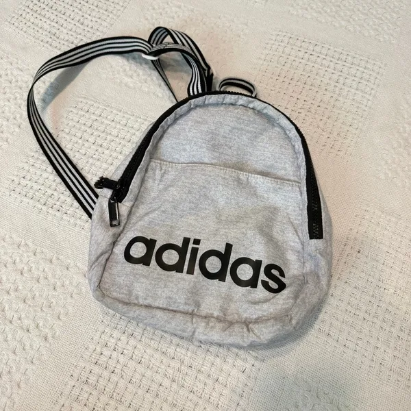 adult unisex small Adidas casual backpack BT 2987 - Image 8