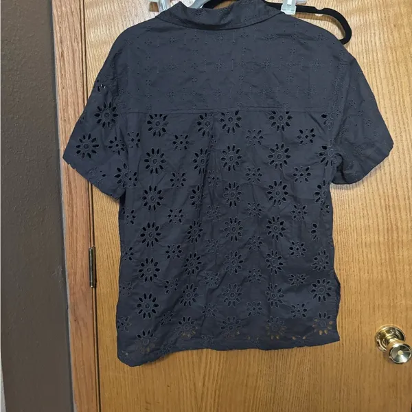 Black Eyelet Short Sleeve Shirt American Eagle NWT medium - Image 4