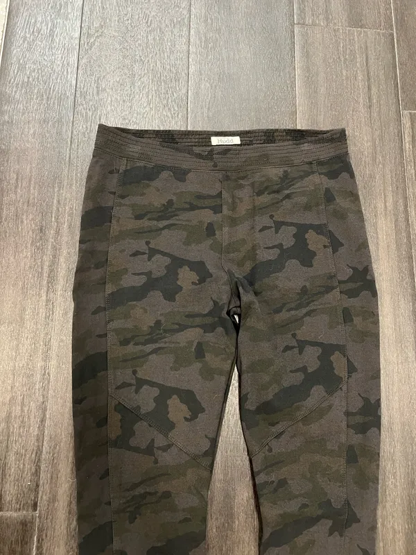 Soft black camo leggings with a smooth finish. Elastic waistband for a snug fit. Simple versatile style for everyday wear. Mudd. Size large. 65% rayon, 30% nylon, 5% spandex - Image 3