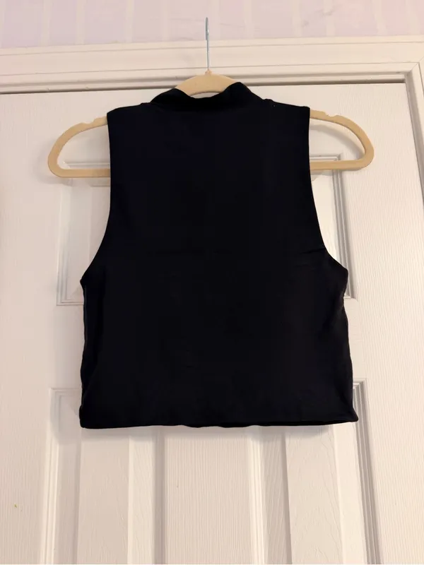 Aritzia Babaton Contour Mock-Neck Cropped Tank Top Size: Medium - Image 3