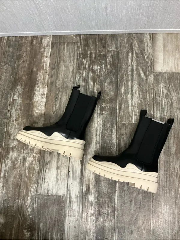 Lemonade Two-Tone Lace-Up Platform Chelsea Boots — Black & Cream Size 7 - Image 5