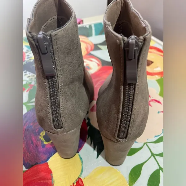 Glaze Taupe 3 1/4” heel‎ boots Size 10 Worn Once - Image 4