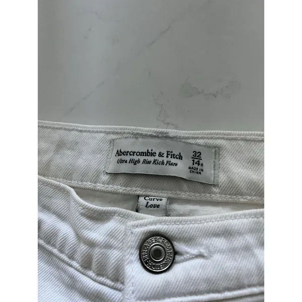Abercrombie & Fitch Ultra High Rise Kick Flare White Jeans Raw Hem Size 32/14 - Image 4