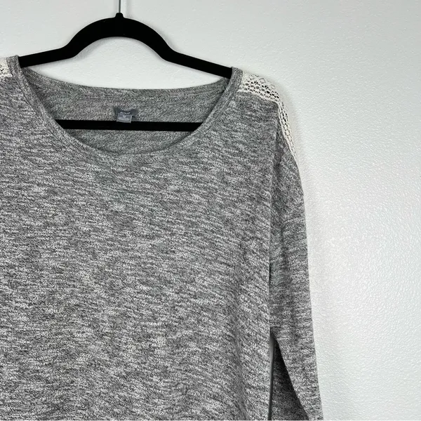 Aerie Women Gray Long Sleeve Tee‎ Crochet Lace Shoulder Detail Top Sz S - Image 3