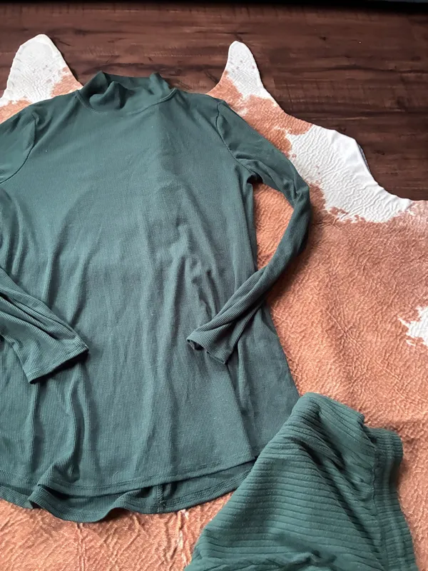 Wonderly 2 piece long sleeve and pants set size medium top and large bottoms I don't believe the set actually goes together but it work well together! - Image 5