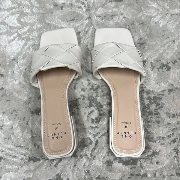 Qupid size 6 cream colored Woven Strap Slide Heeled Sandals EUC No box - Image 3