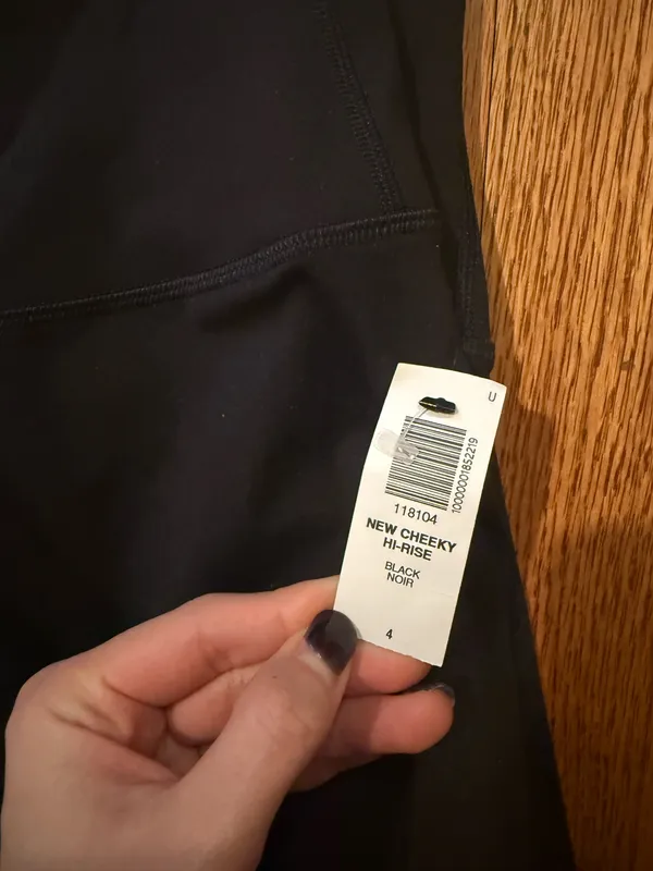Aritzia black cheeky leggings  - Image 6