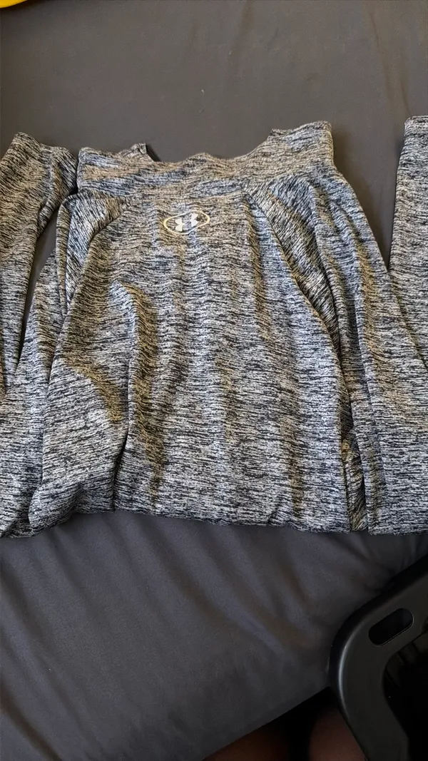 HeatGear Under Armour Women’s grey long sleeve sweatshirts - Image 5