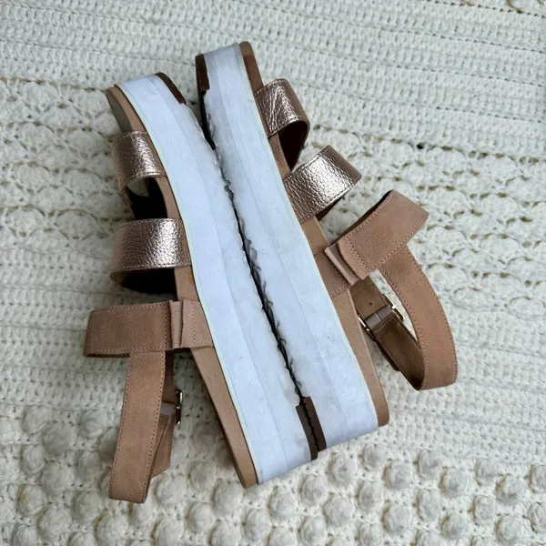 UGG Braelynn Metallic Leather Sandals Rose Gold Size 10 - Image 4
