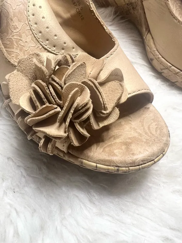 b.o.c. Born Concepts Tan Floral Open Toe Slingback Cork Wedge Sandals Size 6 - Image 4