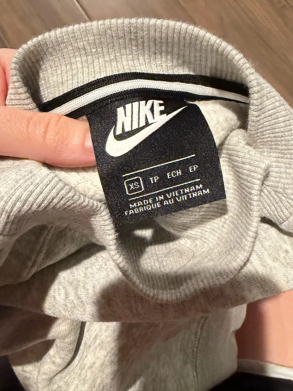 Light Grey Nike Sweatshirt - Image 5