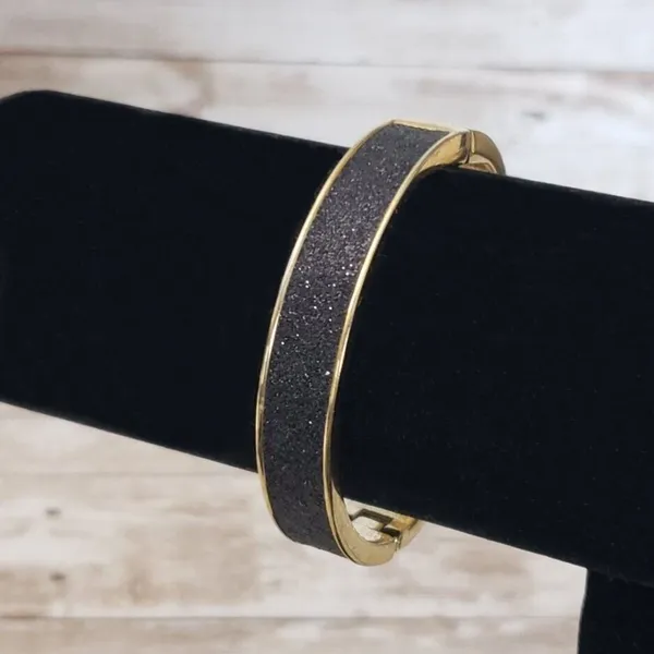 Vintage Bracelet / Bangle - Sparkly Black & Gold Tone Hinged Bangle - Image 2