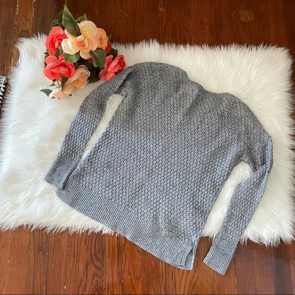 American Eagle Grey Sweater V-neck - Image 5
