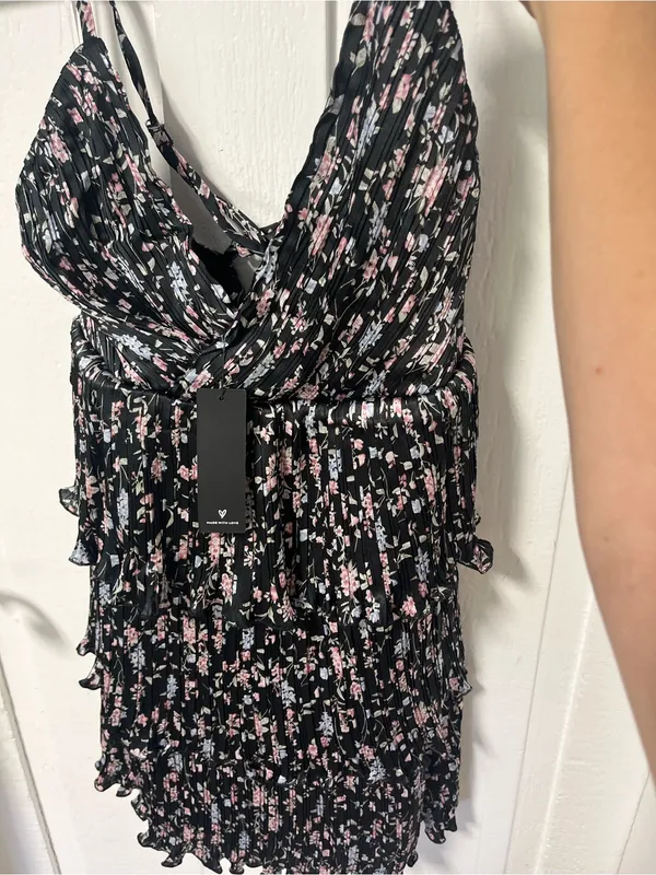 NWT Lulus Quaint Cutie Black Floral Pleated Tiered Mini Dress Size Large - Image 4