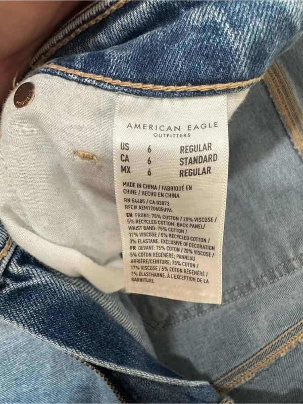 American Eagle Strigid Distressed Mom Jeans Light Wash Size 6 Regular - Image 7