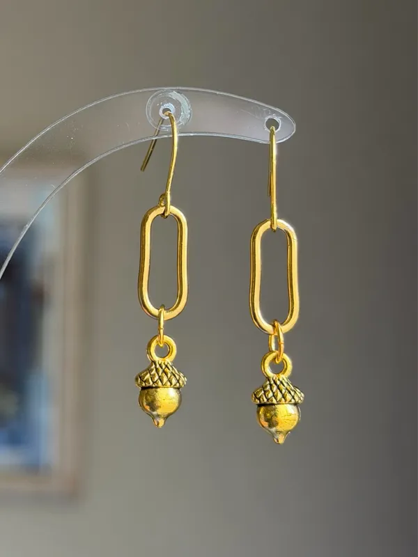 Handmade antique gold tone acorn cute fairy vintage style dangle earrings🍂🐿🍃 - Image 2