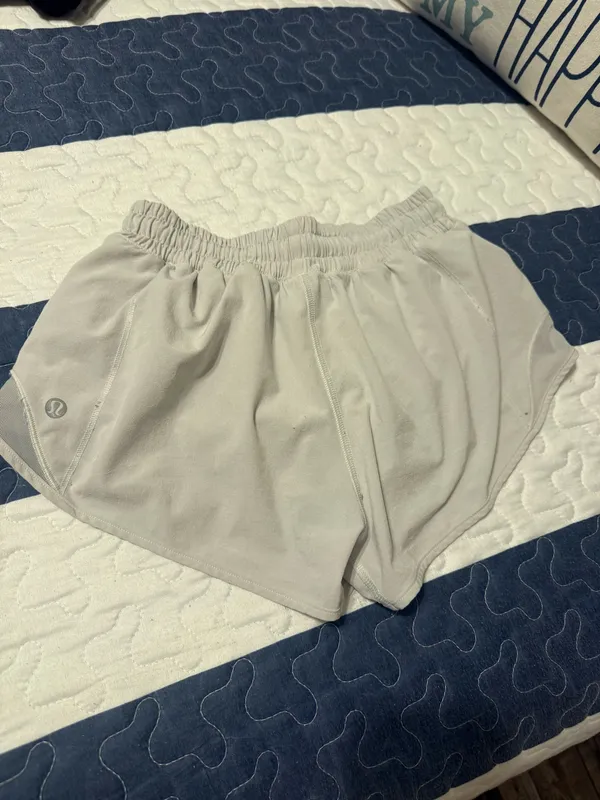 Lululemon Shorts Hotty Hot 2.5" - Image 2