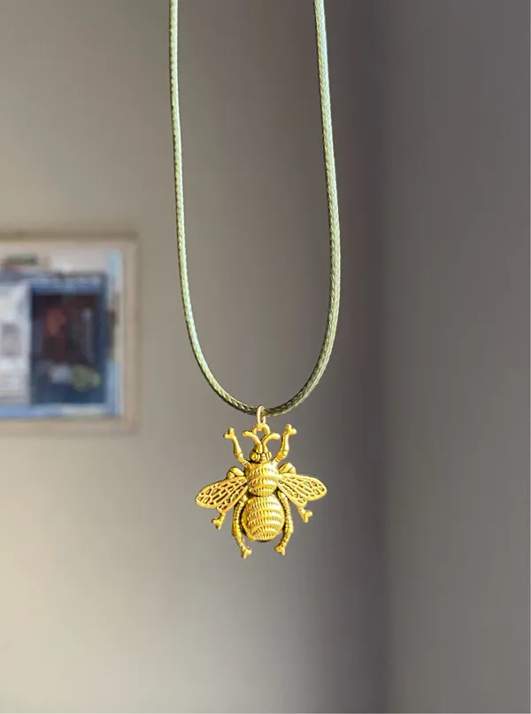 Handmade gold tone bee boho funky vintage antique style simple necklace🐝🧡 - Image 2