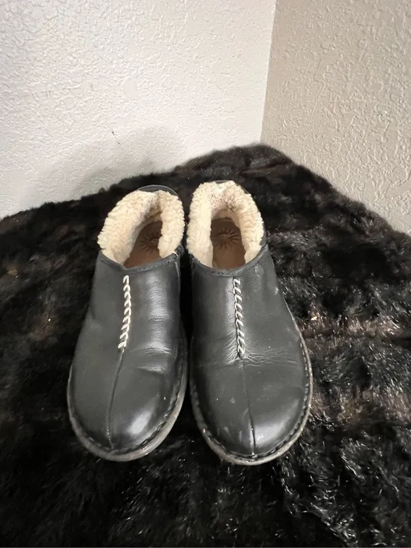 UGG Australia Bettey 1928 Black Leather Sheepskin Lined Loafers Women Sz 7 - Image 2