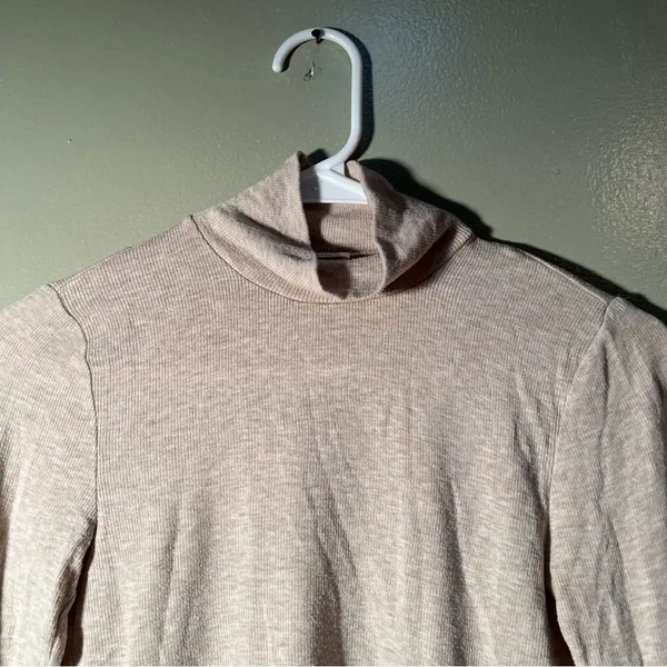 Wilfred Aritzia Women's Size Small Mock Neck‎ Crop Top Beige Ribbed Long Sleeve - Image 3