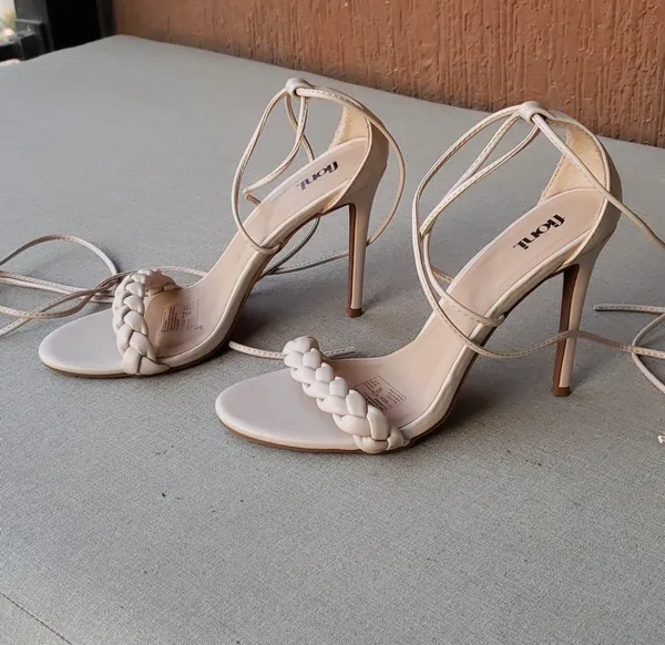 Fioni Laced Heels, Size 7.5 - Image 8