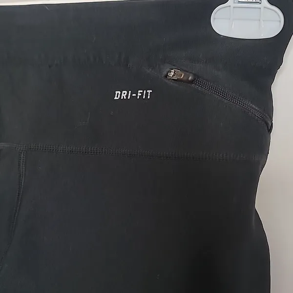 Nike dri fit pull on black workout legging capris sz Medium - Image 4