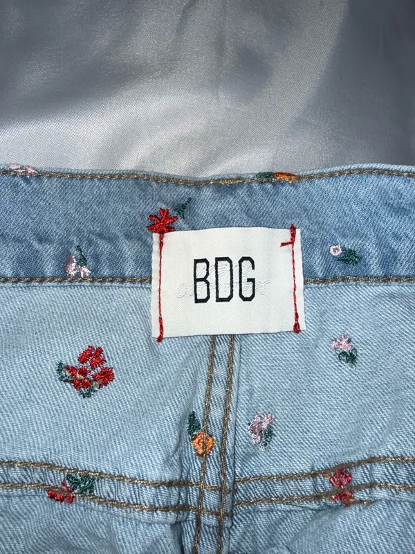 BDG Floral Embroidered Jeans Size 26x29 - Image 3