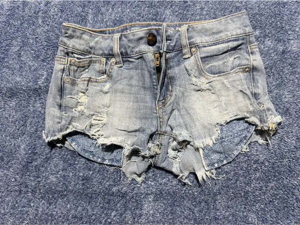 American Eagle Distressed Light Wash Denim Shorts Size 4 - Image 3