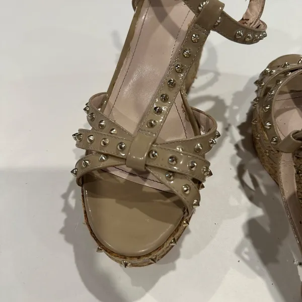 Vince Camuto Spiked, Tan, Patent Leather, Wedge Heels -‎ Size 7.5 - Image 6
