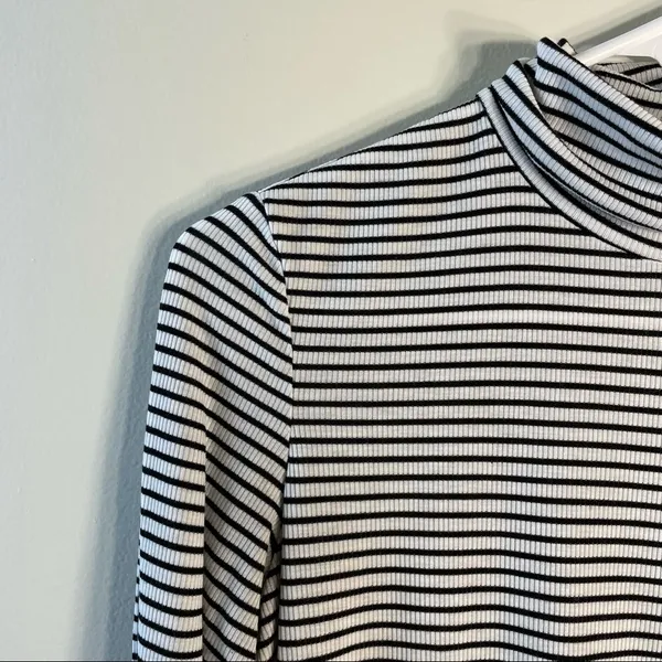 H&M black and white ribbed‎ delicate knit long sleeved sweater women’s top small - Image 2