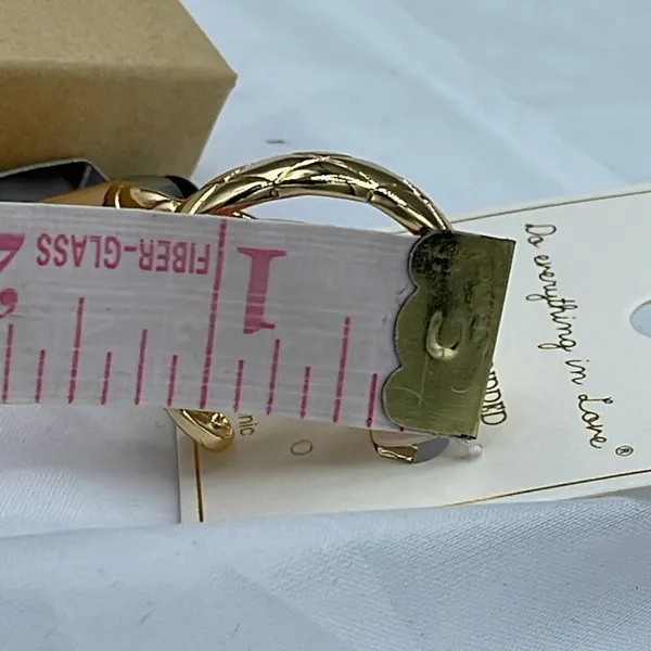 NWT 14K GP “ gold plated Do everything in Love “ quilt hoops - Image 9