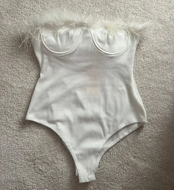 Entro new with tags ribbed white body suit with cute feather detail!🤍 - Image 2