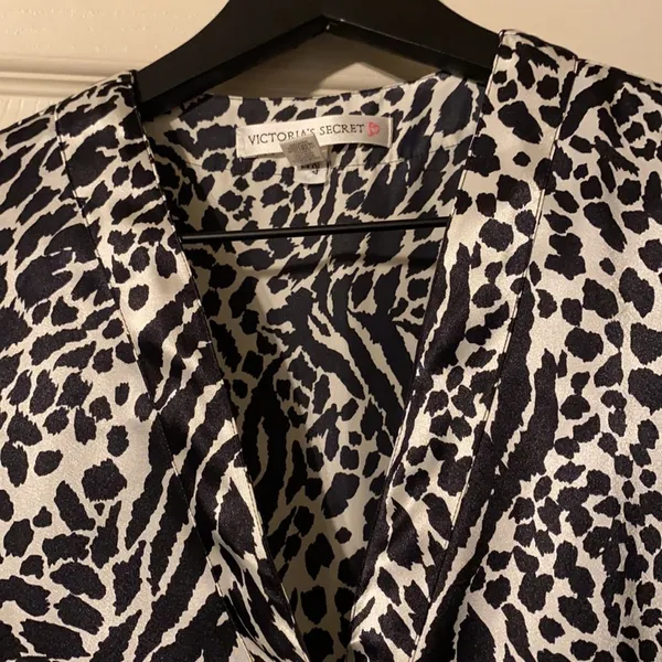 Victoria's Secret Vintage 90s silky zebra print short sleeve pj top, size medium - Image 4